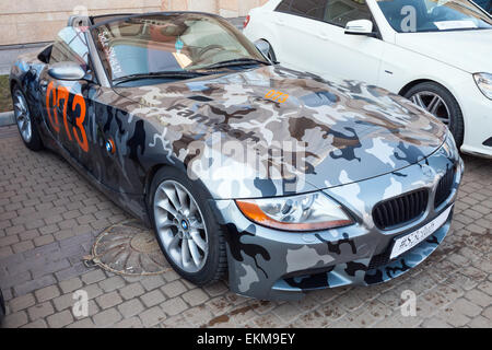Sankt-Petersburg, Russland-11. April 2015: BMW z4 Roadster Auto mit Tarnung Farbe Schema steht Parket auf der Straße, in der Nähe u Stockfoto