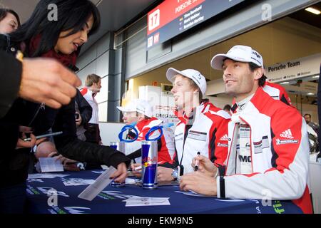 Silverstone im Vereinigten Königreich. 12. April 2015. Langstrecken-WM Runde 1. Porsche Team Pilot Mark Webber Gruß an seine Fans. Bildnachweis: Aktion Plus Sport/Alamy Live-Nachrichten Stockfoto