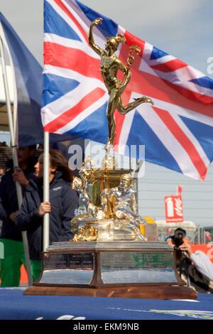 Silverstone im Vereinigten Königreich. 12. April 2015. Langstrecken-WM Runde 1. Der Gewinner-Beute, die Tourist Trophy. Bildnachweis: Aktion Plus Sport/Alamy Live-Nachrichten Stockfoto