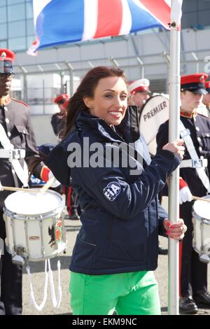 Silverstone im Vereinigten Königreich. 12. April 2015. Langstrecken-WM Runde 1. Eine Raster-Mädchen hält die Union Flag. Bildnachweis: Aktion Plus Sport/Alamy Live-Nachrichten Stockfoto