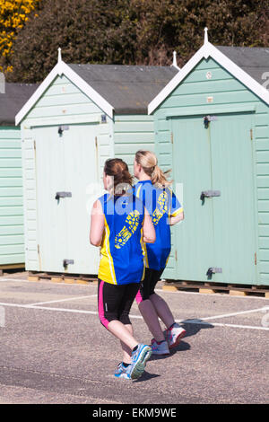 Bournemouth, Dorset, Großbritannien. 12. April 2015. Läufer, die am 10k-km-Lauf teilnehmen, der Teil des Bournemouth Bay Run ist und an der Küste von Bournemouth entlang läuft. Die Teilnehmer wollen lebenswichtige Mittel für die britische Herzstiftung zur Bekämpfung von Herzkrankheiten aufbringen. Kredit: Carolyn Jenkins/Alamy Live News Stockfoto