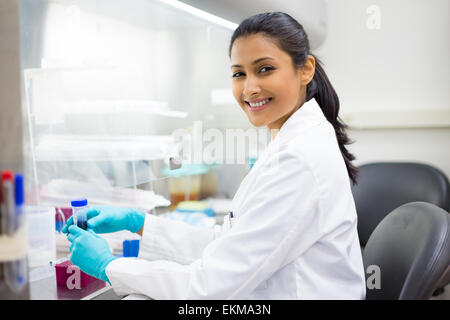 Closeup Portrait, Wissenschaftler halten 50 mL konische Rohr mit blauen flüssige Lösung, Laborversuche Stockfoto