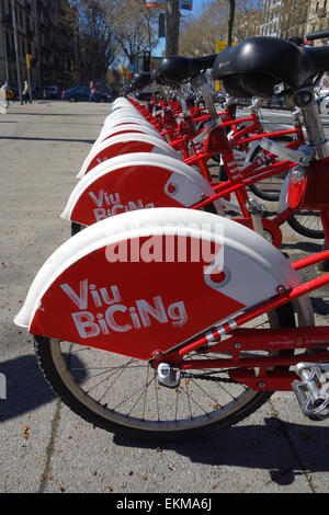 Reihe von roten Bicing Fahrradverleih in Plaza Universidad, Barcelona, Katalonien, Spanien Stockfoto