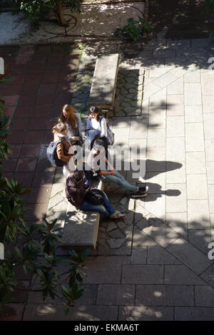 Studenten, die Entspannung auf dem Gelände der alten Universität von Barcelona (Universitat de Barcelona), Katalonien, Spanien Stockfoto