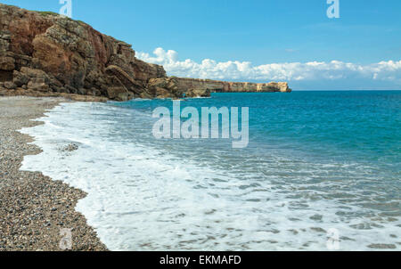 Imposante Sandsteinfelsen am Geropotamos Strand mit Panoramablick auf das Mittelmeer Region Rethymno, Kreta, Griechenland. Stockfoto