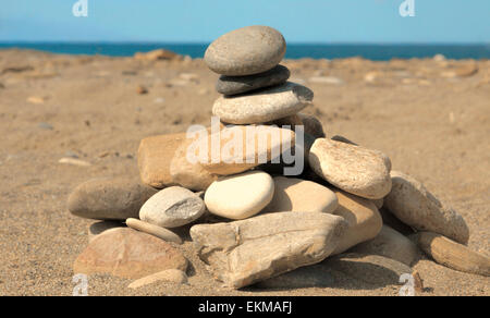 Gestapelten Steinen auf Geropotamos Strand mit Blick auf das Mittelmeer Region Rethymno, Kreta, Griechenland. Stockfoto