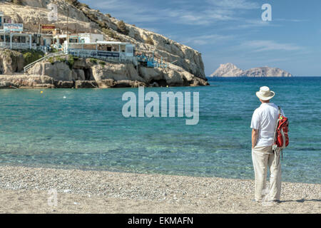 Touristen genießen die atemberaubende Aussicht auf den Strand von Matala, gelegen an der Bucht der Messara-Ebene, Region Heraklion, Kreta, Griechenland. Stockfoto