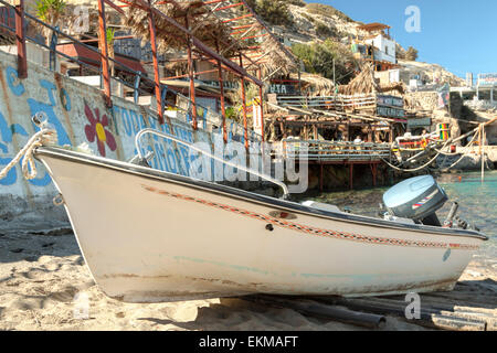 Mediterrane Stimmung und eine entspannte Stimmung in bunten Matala, auf die Bucht von Messara, Region Heraklion, Kreta, Griechenland. Stockfoto