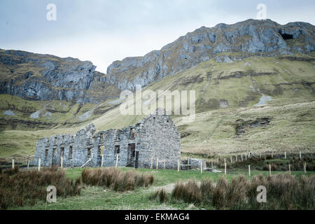 Alte verlassene Ruine am Gleniff Hufeisen in Co. Sligo, Irland Stockfoto