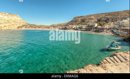 Matala, berühmt für seinen beeindruckenden Formationen aus Sandsteinfelsen und Höhlen, gesehen von der Bucht der Messara-Ebene, Kreta, Griechenland. Stockfoto