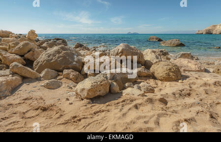 Eindrucksvolle Formationen aus Sandstein Gestein auf der Red Beach, Messara-Bucht mit Blick auf das Libysche Meer, Matala, Kreta, Griechenland. Stockfoto