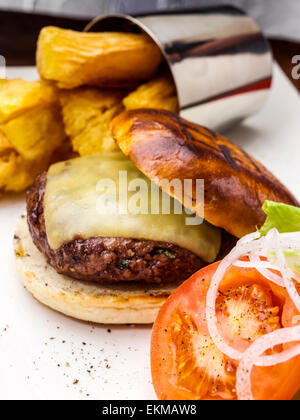 Burger und Pommes frites Stockfoto