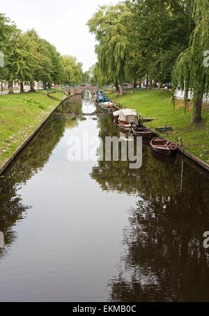 Kleine Boote und Schlauchboote in einem Kanal in Friedrichstadt, Deutschland Stockfoto