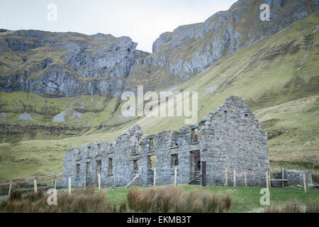 Alte verlassene Ruine am Gleniff Hufeisen in Co. Sligo, Irland Stockfoto