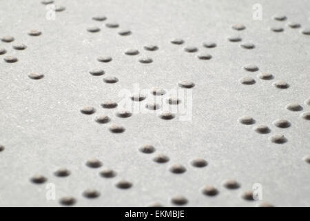 Nahaufnahme von Braille-Buchstaben im hebräischen Stockfoto
