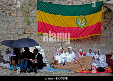 Äthiopisch-orthodoxe christliche Pilger versammelten sich zu Ostern im Deir El-Sultan Kloster, das auf dem Dach des befindet Kirche des Heiligen Grabes in der Altstadt von Jerusalem Israel Stockfoto