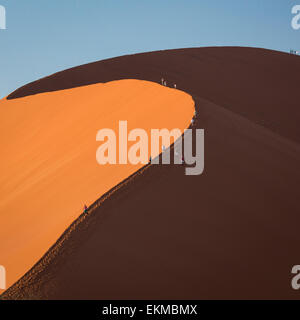 Besucher klettern Sand Düne 45 in der Nähe von Sossusvlei im Namib-Naukluft-Nationalparks-Botswana Stockfoto