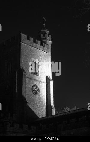 Eine nächtliche Schwarzweißfoto der St. Nikolaus Kirche Sevenoaks Kent Stockfoto