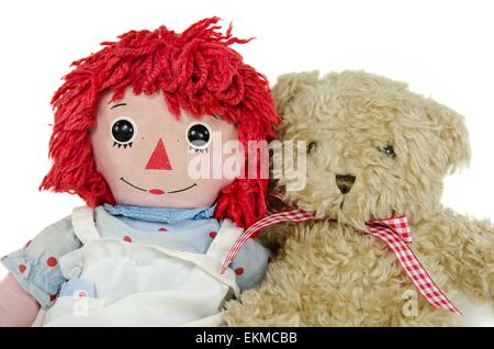Alte Stoffpuppe mit Teddybär isoliert auf weiss. Stockfoto
