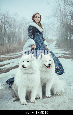 Die Frau im Winter Fuß mit einem Hund Stockfoto