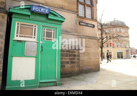 Eine grüne Polizei-Box an der Surrey Street im Stadtzentrum von Sheffield, Sheffield, South Yorkshire, England, UK - Frühling Stockfoto