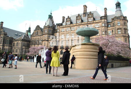 Fußgänger passieren Sheffield Peace Gardens durch die Stadt Rathaus, Sheffield, South Yorkshire, UK - Frühling Stockfoto