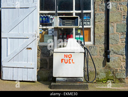 Tankstelle in Montgomery, Powys, Wales, UK, mit Schild an der Zapfsäule: kein Kraftstoff Stockfoto