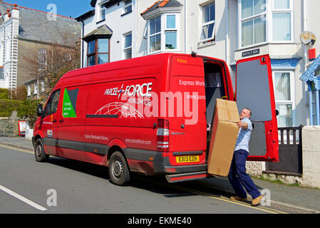 Mann entladen Großgebinde von Parcel Force Lieferwagen Stockfoto