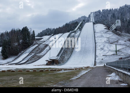 Die Sprungschanze auf dem Gelände der Olympischen Winterspiele 1936 in Garmisch-Partenkirchen, mit kleineren Sprüngen auf der linken Seite Stockfoto