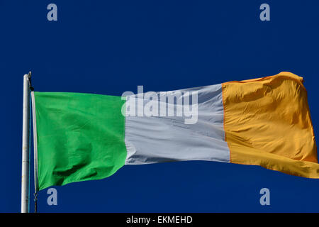 Die irische Trikolore, Nationalflagge der Republik Irland. Stockfoto