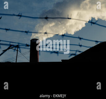 Rauchen Sie vom Aufgang bis zum Himmel Verschmutzung eine Luft Pflanze Stockfoto