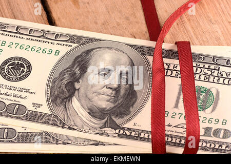 Bündel von US-Dollar gebunden mit Band Stockfoto