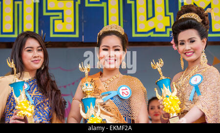 London, UK. 12. April 2015. (L, R) Zeenat Mahamad (3. Platz), Kwang Sakawrat (Gewinner) und Nattie Kamnuansil (zweiter Platz) in der Schönheitswettbewerb Miss Songkran Thai Neujahr (Songkran) feiern am Buddhapadipa Tempel in Wimbledon, die nur Thai Tempel in Großbritannien absichtlich im Thai Stil gebaut. Gäste nahmen Teil in religiösen Zeremonien, gefällt mir Thai klassische Musik und Tanz, Performances, ein Schönheitswettbewerb Miss Songkran sowie Stände, die Thai-Küche, Lebensmittel und Souvenirs. Bildnachweis: Stephen Chung/Alamy Live-Nachrichten Stockfoto