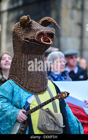 Armagh Rhymers (Kukeri) führen Sie ihre einzigartige irische mumming beim 44. Pan keltische Nationen Festival in Londonderry (Derry). Stockfoto