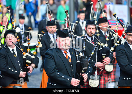 Irische Pipe Band spielt auf dem Pan keltischen Nationen Festival in Derry, Londonderry, Nordirland. Stockfoto