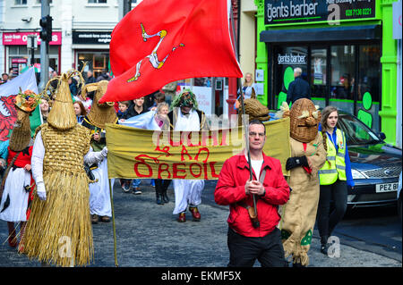 Armagh Rhymers (Kukeri) führen Sie ihre einzigartige irische mumming beim 44. Pan keltische Nationen Festival in Londonderry (Derry). Stockfoto