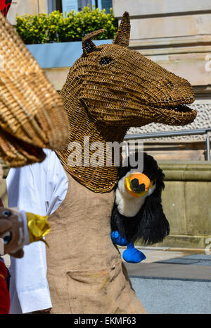 Armagh Rhymers (Kukeri) führen Sie ihre einzigartige irische mumming beim 44. Pan keltische Nationen Festival in Londonderry (Derry). Stockfoto