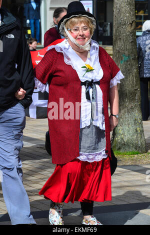 Eine Frau, gekleidet in traditionellen walisischen Motorhaube und Kostüm auf dem Pan keltischen Nationen Festival in Derry, Londonderry Stockfoto