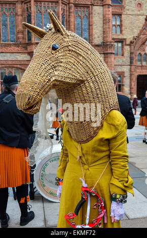 Armagh Rhymers (Kukeri) führen Sie ihre einzigartige irische mumming beim 44. Pan keltische Nationen Festival in Londonderry (Derry). Stockfoto