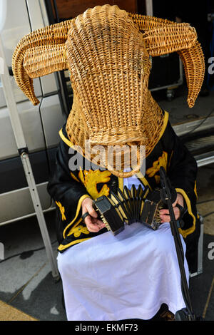 Armagh Rhymers (Kukeri) führen Sie ihre einzigartige irische mumming beim 44. Pan keltische Nationen Festival in Londonderry (Derry). Stockfoto