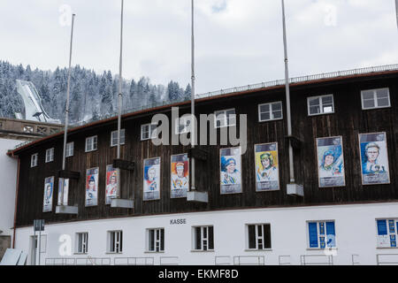 Die Schanze Stadion auf der Website der Olympischen Winterspiele 1936 in Garmisch-Partenkirchen, mit Abbildungen der Gewinner des Events Stockfoto