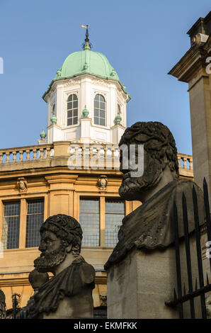 Ein Blick auf das Sheldonian Theatre mit der Steinköpfe der Roman Emperor es vor. Ein Teil der University of Oxford. Stockfoto