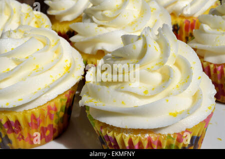 Lemon Cupcakes bereift mit süßer Buttercreme Zuckerguss und gelbe Zucker Streusel Stockfoto
