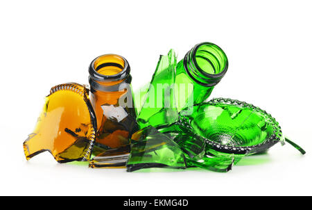 Stücke von zerbrochenem Glas auf weißem Hintergrund. Das Recycling. Stockfoto