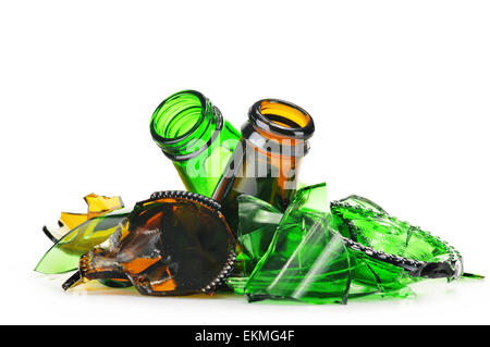 Stücke von zerbrochenem Glas auf weißem Hintergrund. Das Recycling. Stockfoto