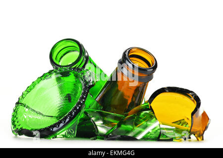 Stücke von zerbrochenem Glas auf weißem Hintergrund. Das Recycling. Stockfoto