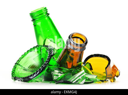 Stücke von zerbrochenem Glas auf weißem Hintergrund. Das Recycling. Stockfoto