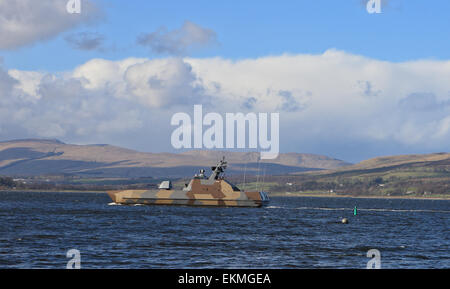 Schottland, Großbritannien. 12. April 2015. Kriegsschiff in Camouflage Farben, Teil der Übung Joint Warrior auf dem Fluss Clyde in der Nähe von Greenock. Bildnachweis: PictureScotland/Alamy Live-Nachrichten Stockfoto