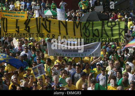 Sao Paulo, Brasilien. 12. April 2015. Bewohner beteiligen sich an der Demonstration gegen die Regierung der brasilianischen Präsidentin Dilma Rousseff nach Behauptungen von Korruption in der staatlichen Unternehmen Petrobras in Sao Paulo, Brasilien, auf 12. April 2015 Öl. © Rahel Patras/Xinhua/Alamy Live-Nachrichten Stockfoto