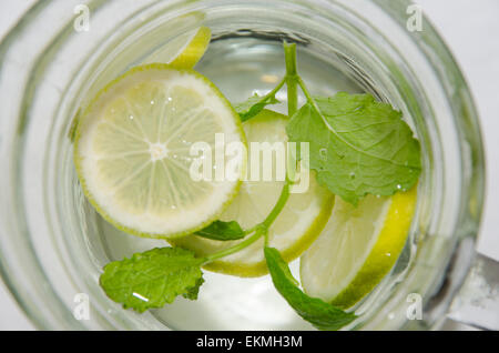 Frisches Wasser mit Zitronenscheiben und Minze Blätter in einem Pitch von oben Stockfoto